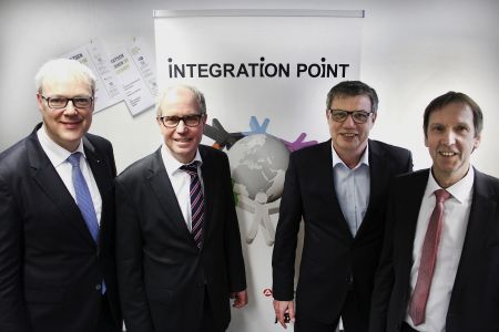 (von links): Dr. Ulrich Conradi (Kreisdirektor Kreis Paderborn), Manfred Müller (Landrat Kreis Paderborn), Horst-Hermann Müller (Geschäftsführer Jobcenter Paderborn), Rüdiger Matisz (Vorsitzender der Geschäftsführung Agentur für Arbeit Paderborn)